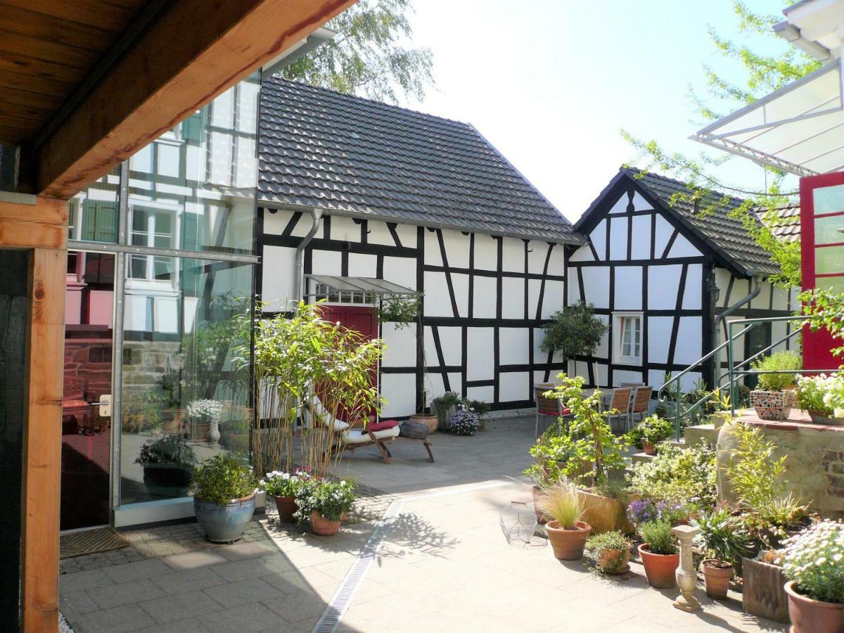 Ferienhaus im Fachwerkhof 'Haus in Bewegung' Seelscheid Exterior foto